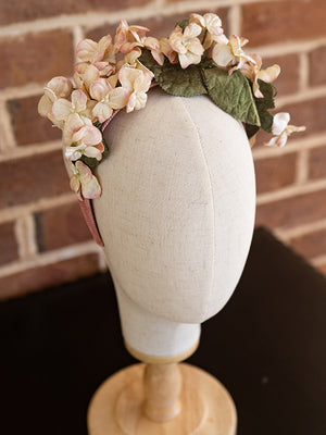 Side view of the vintage inspired floral headband. Vintage style flowers adorn the who headband in dusty pink.